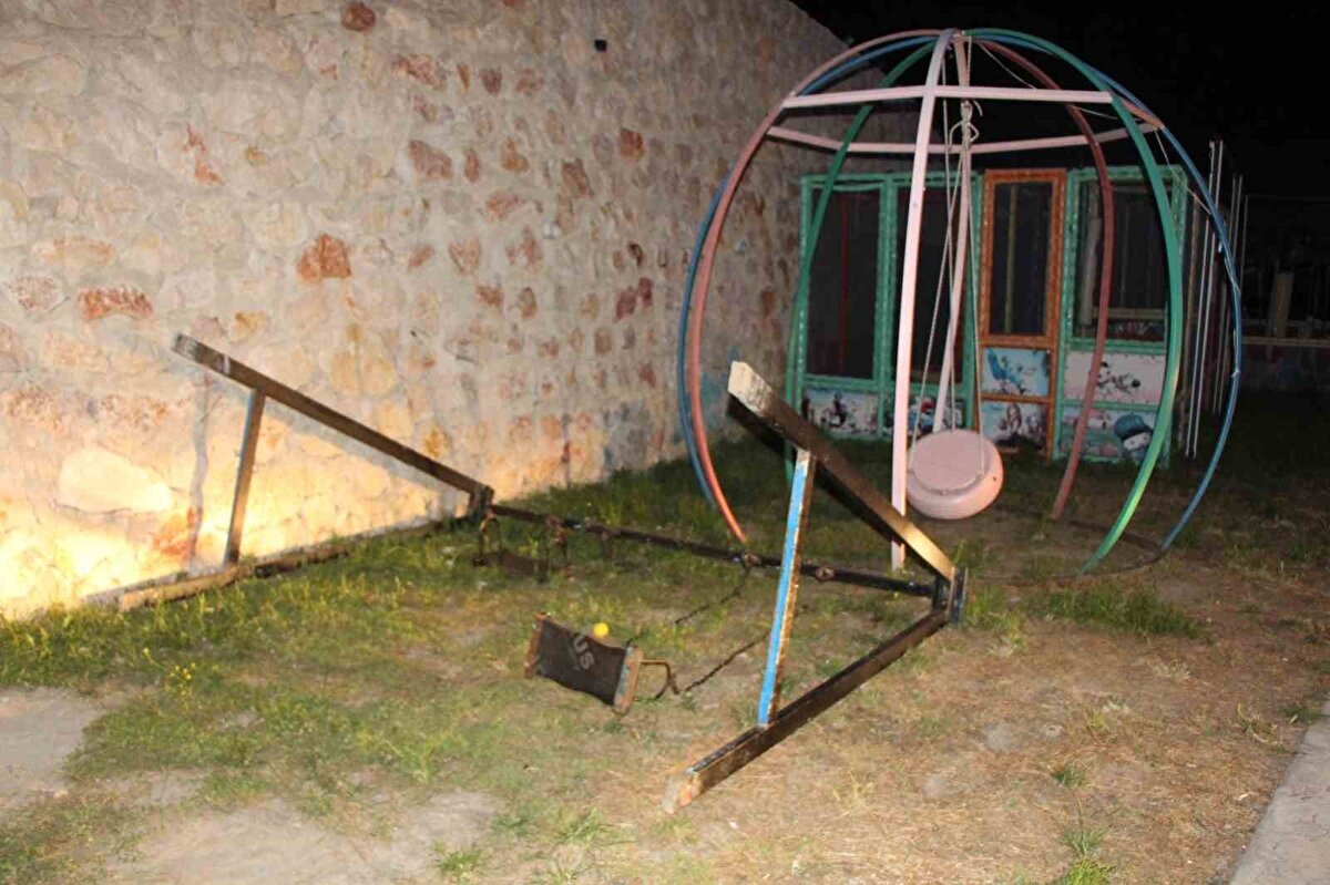 Kısa bir süre sallandıktan sonra bir anda devrilen demir salıncağın altında kaldı.