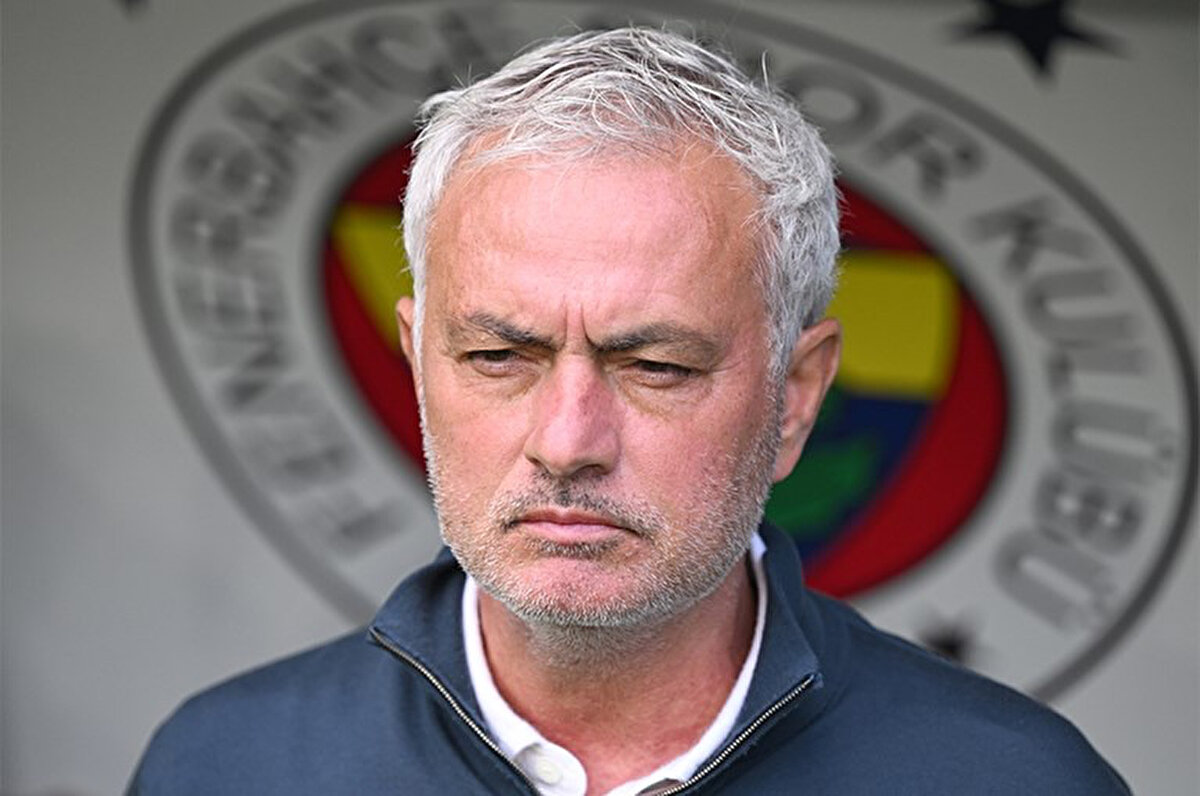 Süper Lig'de şampiyonluğu Galatasaray'a kaptıran Fenerbahçe'de seçim tartışmaları ve Mourinho'nun durumundaki belirsizlik devam ediyor.<br>