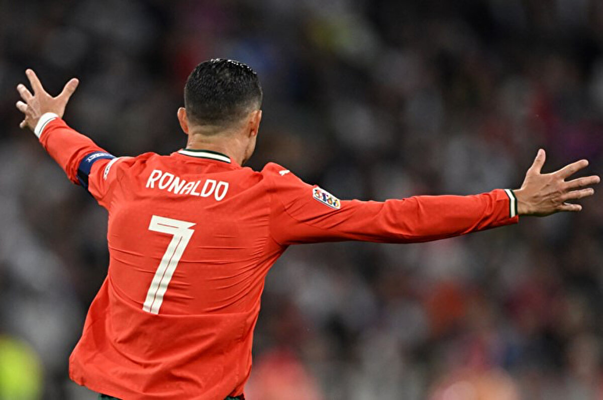Portekiz basını, Cristiano Ronaldo'nun ülkesine liderlik ettiğini belirtirken sosyal medyada da taraftarlar, 40 yaşındaki futbolcunun hâlâ ülkesini taşıyor olmasını takdir etti.<br>