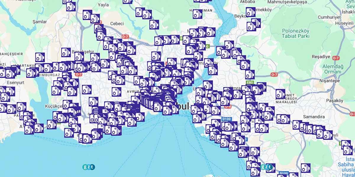 “Radar Avı” yerine kurallara uyunYetkililer, s&#252;r&#252;c&#252;lerin g&#252;venli bir yolculuk ge&#231;irmeleri adına “radar noktası aramak” yerine hız sınırlarına uymalarını &#246;neriyor. Yol kenarlarında “Radar Hız Kontrol&#252;” tabelalarıyla &#246;nceden uyarı yapılan noktalarda ise ekip otoları radar denetimleri ger&#231;ekleştiriyor.