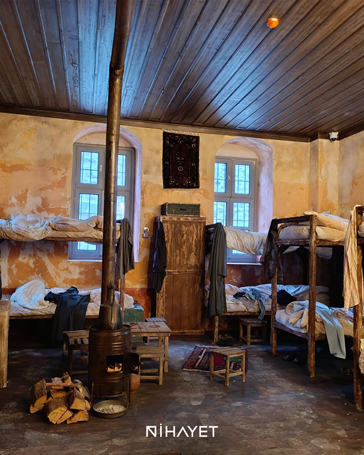 🚶‍♂️ Restorasyonla birlikte çevresindeki yürüyüş yolları da özgün dokusuna uygun şekilde düzenlendi.