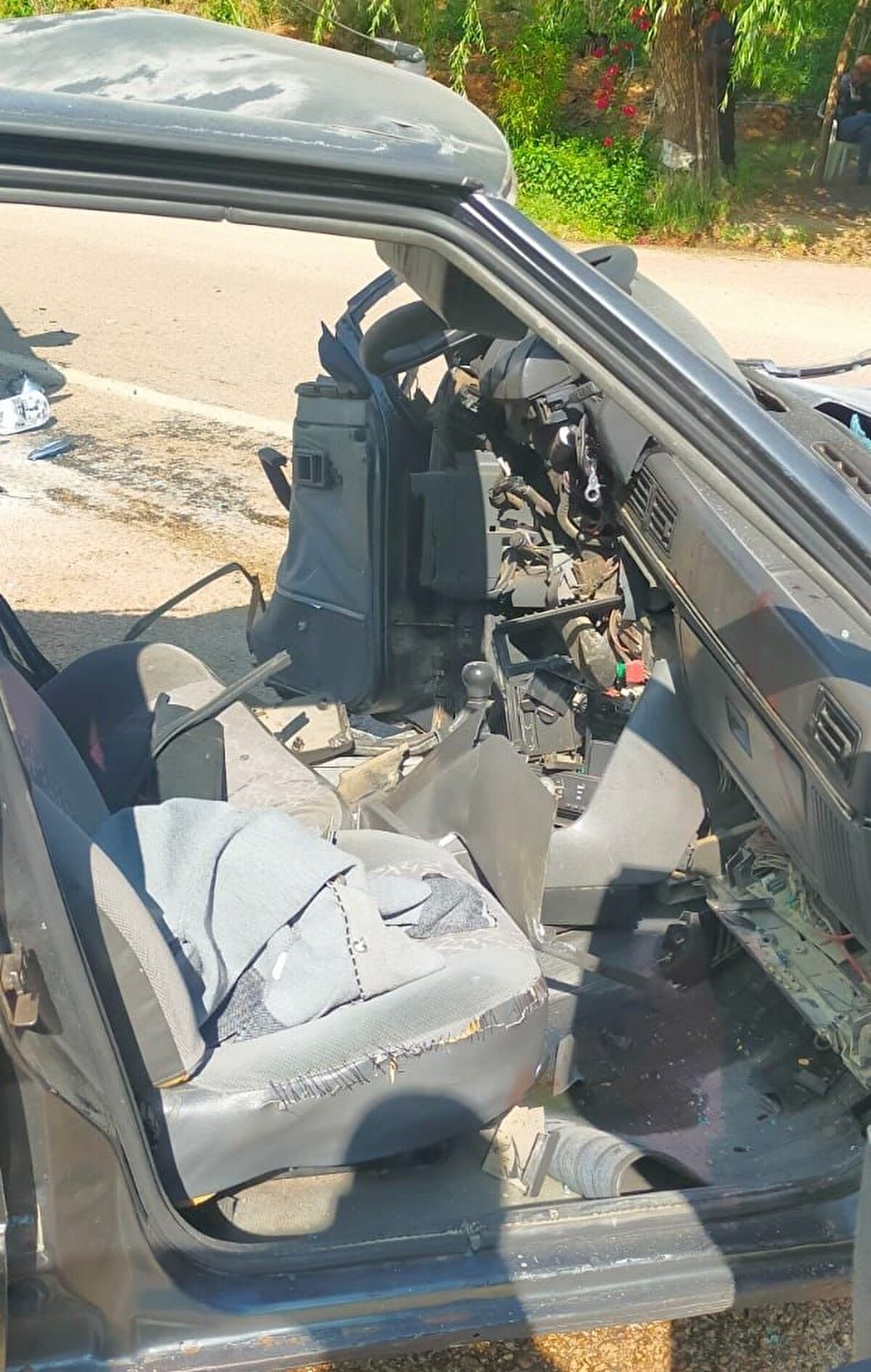 Kazada otomobilde bulunan Fatma Durmuşoğlu (64) hayatını kaybetti. Sürücülerle birlikte biri sağlık görevlisi 4 kişi yaralandı. <br><br>İhbar üzerine bölgeye itfaiye, polis, jandarma ve sağlık ekipleri sevk edildi. Yaralılar ambulanslarla ilçe devlet hastanesine kaldırıldı. 