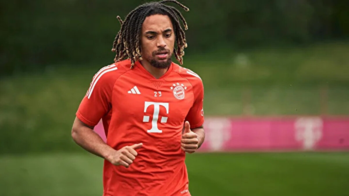 Sacha Boey, 2021-2022 sezonunda Rennes’ten Galatasaray’a transfer olmuş ve sarı-kırmızılılarda 83 maçta 4 gol, 4 asistlik performansıyla dikkat çekerek 2023-2024 Süper Lig şampiyonluğunda önemli bir rol oynamıştı. <br>