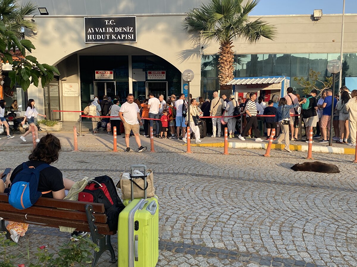 Önceki yıllara göre biraz düşüş olduğunu gözlemlediklerini dile getiren Jale, "Bugün yaklaşık 1200 kişi Ayvalık Deniz Hudut Kapısı'ndan Midilli Adası'na doğru geçiş yapacak. Bayram periyodu boyunca 2 bin 500 kişi civarında geçiş yapar. Bunun dışında bugün ilk periyotta Ayvalık'tan 6 gemi kalkacak. Müşterileri de bekletmemek adına, böyle yoğun günlerde burada sefer yapan firmalarla ortak bir program yapıyoruz. Bu program dahilinde gemileri çeşitli saatlerde sıralı bir şekilde gönderiyoruz. Böylece yolcular hiç beklemeden Midilli Adası’na ulaşıyorlar." ifadesini kullandı.