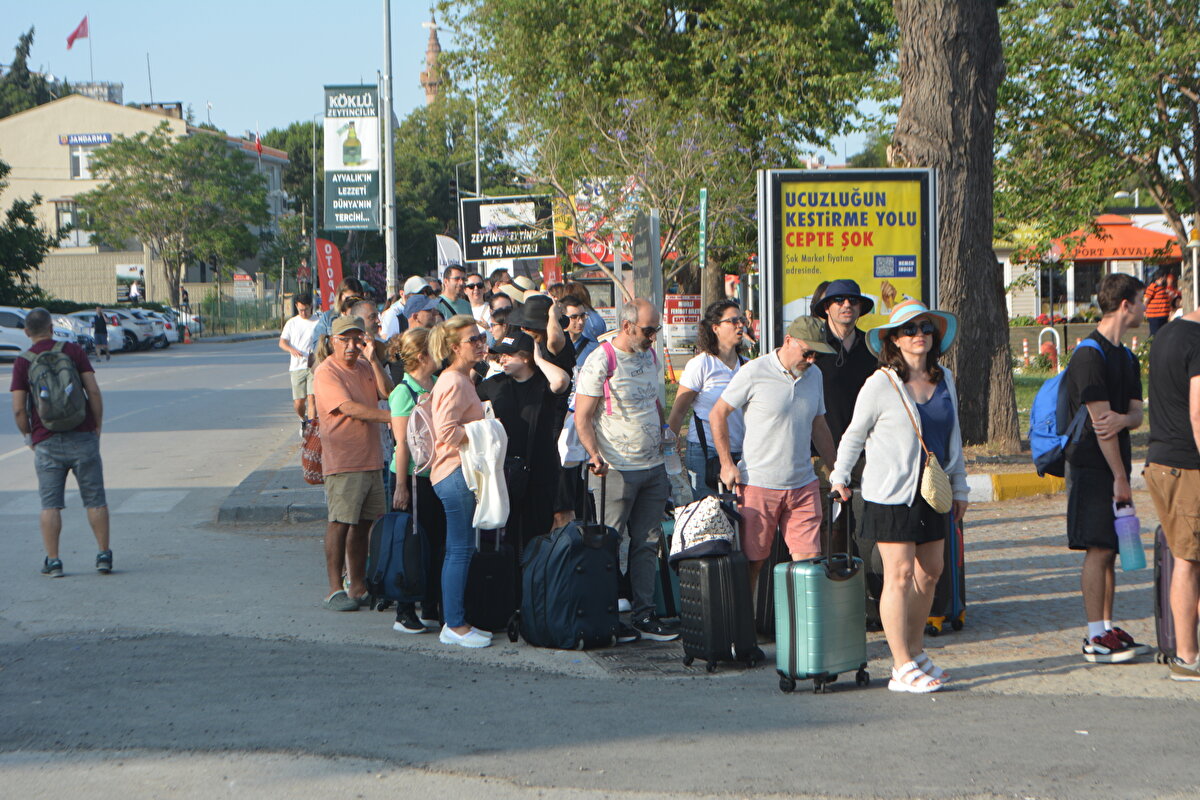 Hudut kapısı önünde zaman zaman uzun kuyruklar oluştu, bölgedeki otoparklarda da araç yoğunluğu yaşandı.