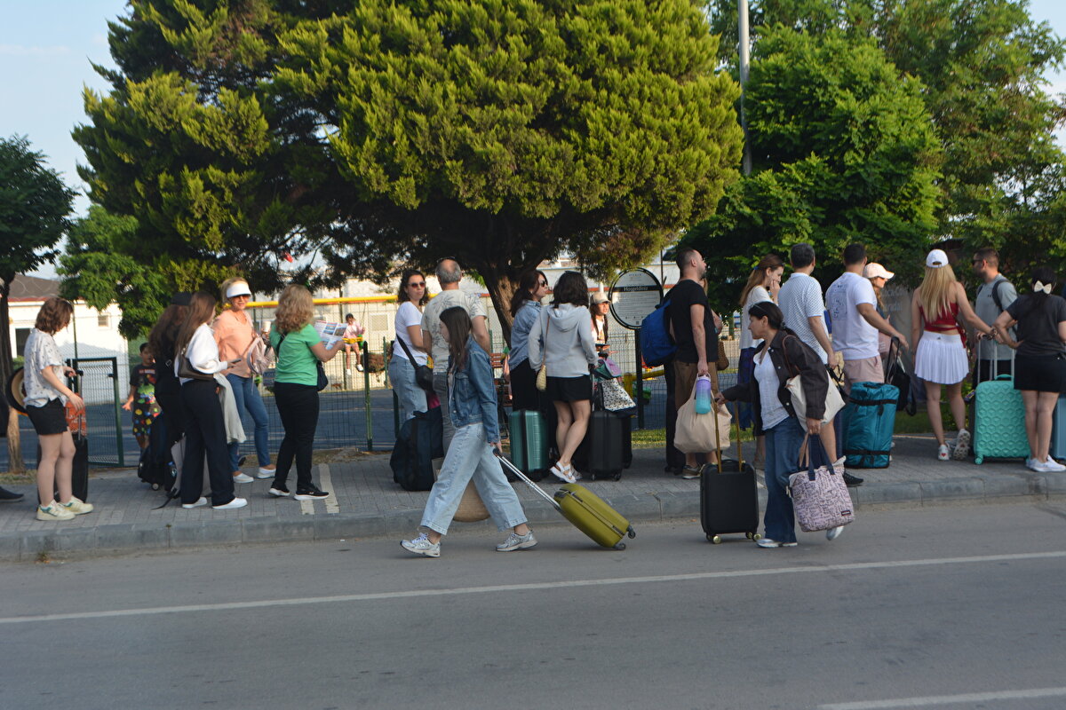 Bölgedeki turizm firmalarının birinde rehber olarak çalışan Nevzat Turhan da Midilli'nin her bayram tatilinde rağbet gördüğünü belirterek, "Midilli'de yemeklerin tadının, kültürlerinin bize yakın olması bu talebi artırıyor. Kapı vizesi imkanıyla insanların Avrupa'ya bir komşuya gider gibi Yunan adalarına gidebilmelerinin önünü açıyor." dedi.<br><br>Feribot seferi düzenleyen firma sahibi Ali Jale de Ayvalık-Midilli hattında yoğunluk yaşandığını anlattı.