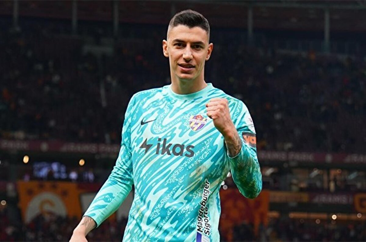 Sarı kırmızılılar, milli futbolcu ile imzaları atmayı planlıyor.<br><br>