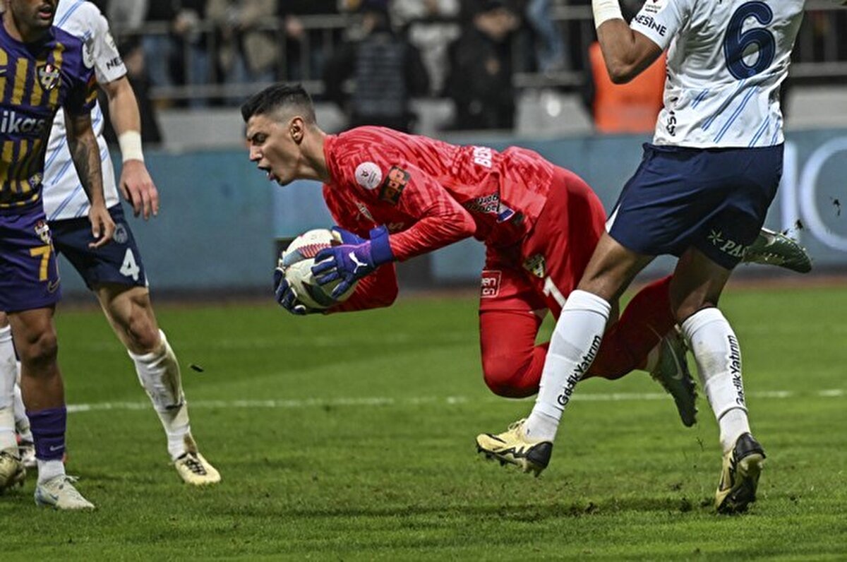 Sabah gazetesinin haberine göre Galatasaray 2 sezondur Eyüpspor kalesini koruyan Berke Özer ile anlaşmaya vardı.<br><br>