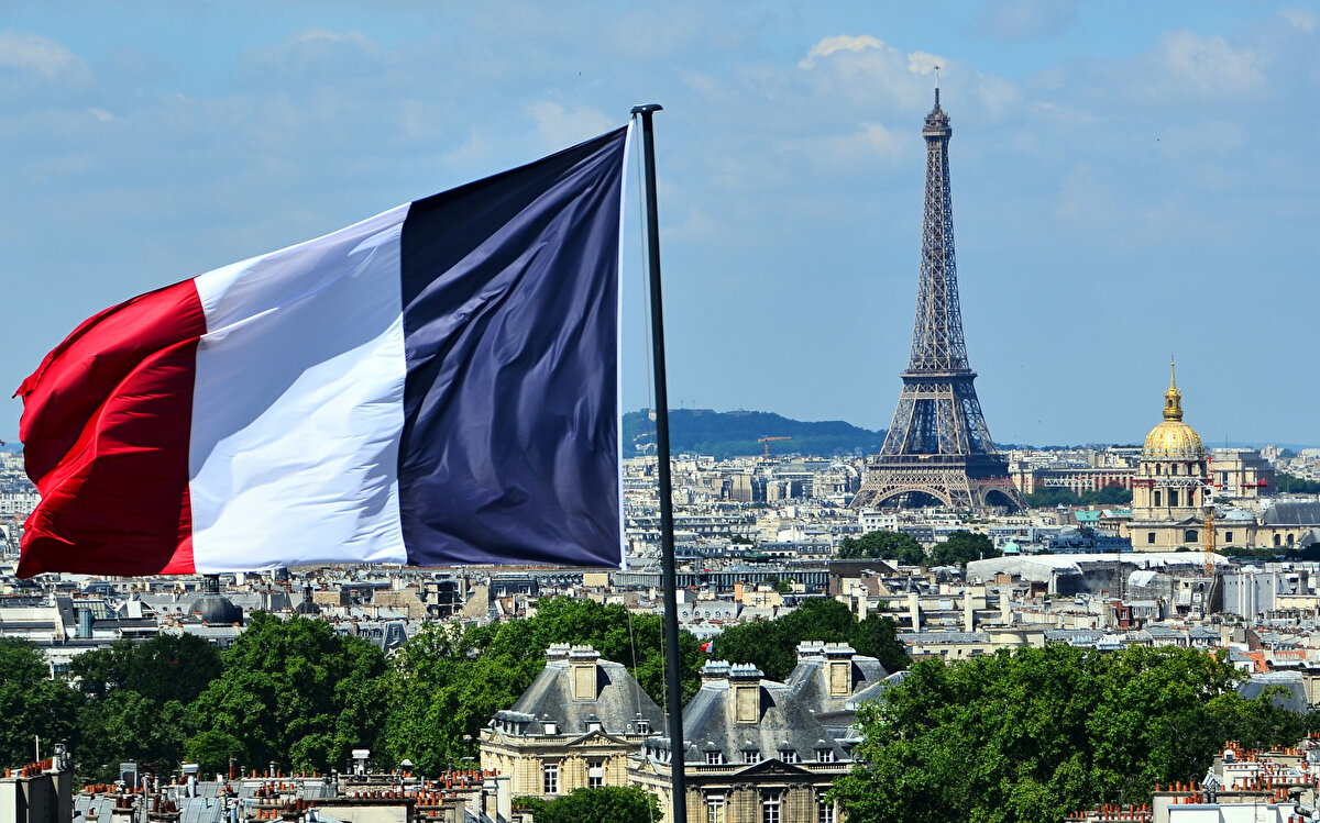 8) FRANSA | ŞARTLARA BAĞLI<br><br> <br><br>Dini kesim usulüne göre mümkündür, ancak resmi mezbahalarda yapılmalıdır.<br><br> <br><br>Sokakta ya da açık alanda kurban kesimi yasaktır.