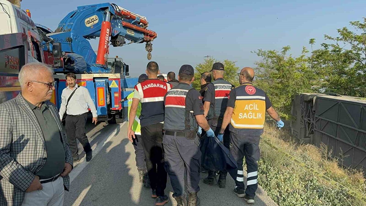 Edinilen bilgiye göre, Adana’dan Konya istikametine seyir halinde B.İ. idaresindeki Lüks Ereğli firmasına ait 42 ERG 53 plakalı Setra marka yolcu otobüsü, kontrolden çıkarak şarampole devrildi.