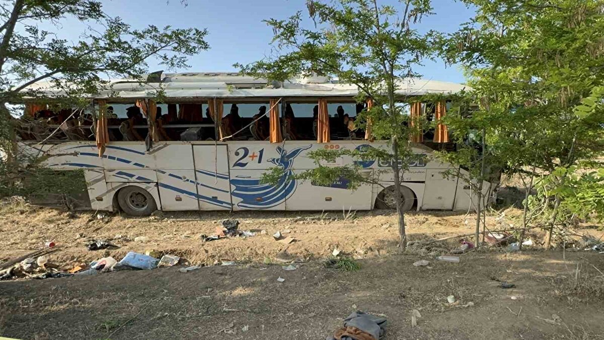 Kaza, sabah erken saatlerde Konya Adana Karayolu Ereğli ilçesi Bulgurluk mevkisi yakınlarında meydana geldi.