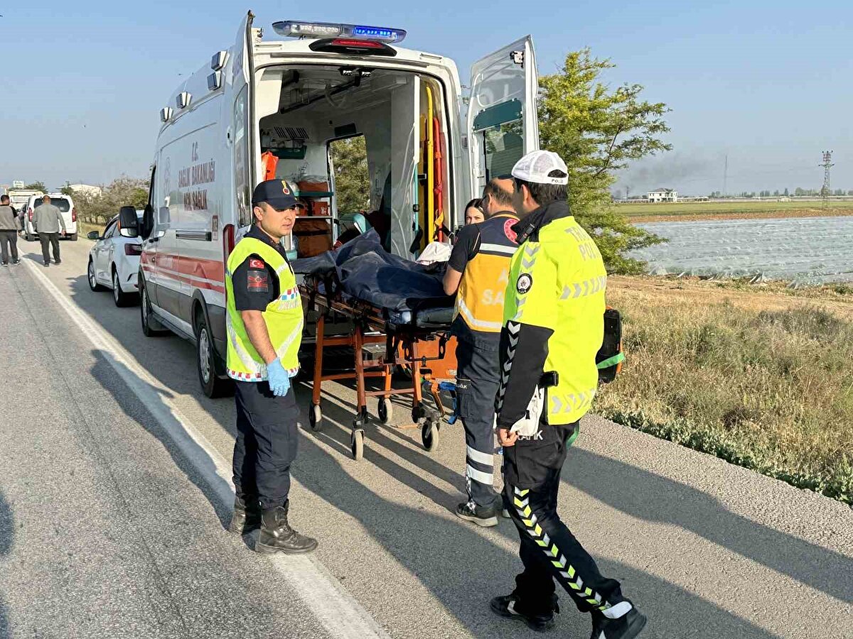 Kaza ihbarı üzerine olay yerine sağlık, polis ve itfaiye ekipleri sevk edildi.