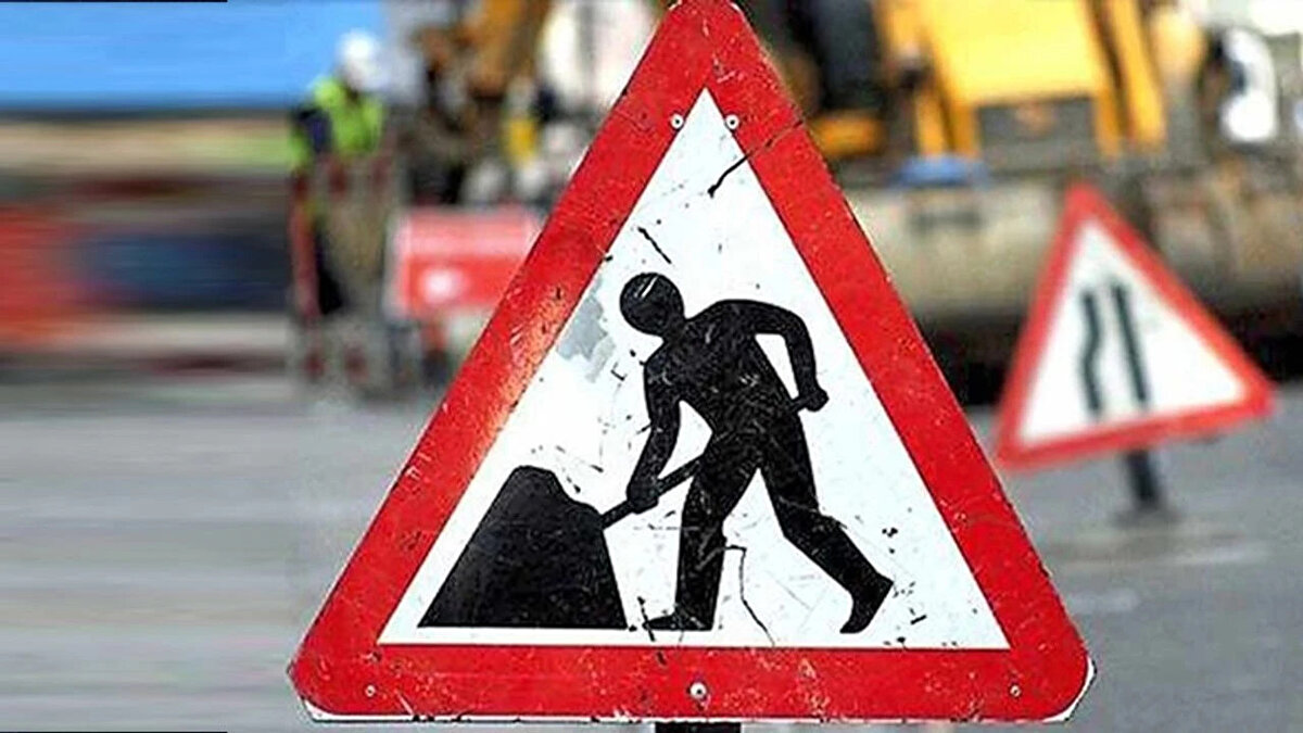 Kurban Bayramı tatilinin başlamasıyla birlikte kara yollarında yoğunluk artarken, sürücülerin güvenliği için bazı güzergâhlarda yol yapım, bakım ve onarım çalışmaları devam ediyor. Karayolları Genel Müdürlüğü, sürücülerin yolculuk planlarını yaparken dikkatli olmaları ve trafik işaretleriyle görevlilerin uyarılarına mutlaka uymaları gerektiğini vurguladı.