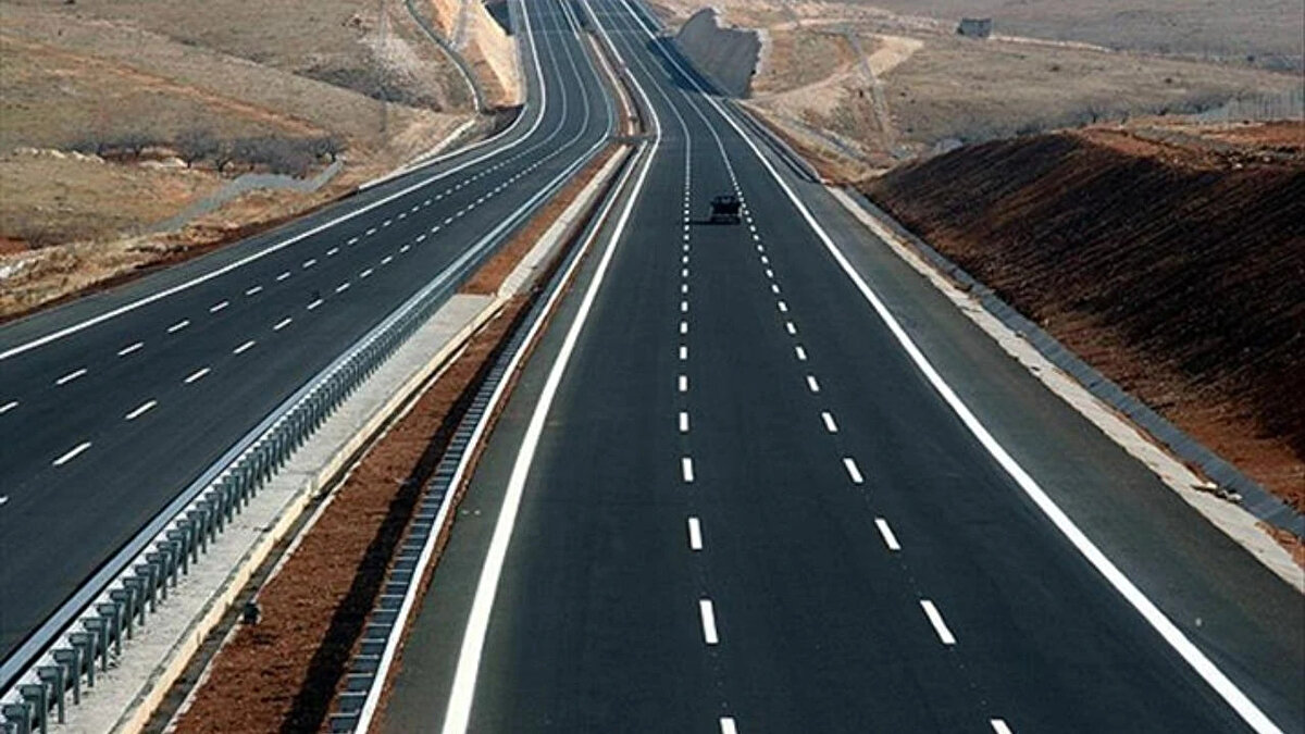 Otoyol ve köprü geçişleri ücretsiz<br><br>Karayolları Genel Müdürlüğü’nün açıkladığı bültene göre; Kurban Bayramı dolayısıyla bugünden itibaren 10 Haziran Salı günü saat 00.00’a kadar (yani pazartesiyi salıya bağlayan gece), Karayolları Genel Müdürlüğü’nün sorumluluğunda olan otoyollar ile 15 Temmuz Şehitler ve Fatih Sultan Mehmet köprülerinden geçişler ücretsiz olacak. Ancak bu uygulama yap-işlet-devret modeliyle işletilen otoyolları kapsamıyor.