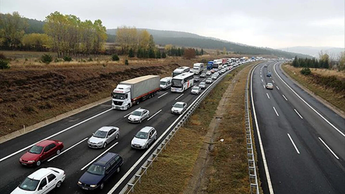 Çalışmalar devam ediyor: İşte dikkat edilmesi gereken güzergâhlar<br><br>Seyahate çıkmadan önce sürücülerin aşağıdaki yollarda yürütülen çalışmalara karşı dikkatli olması gerekiyor: