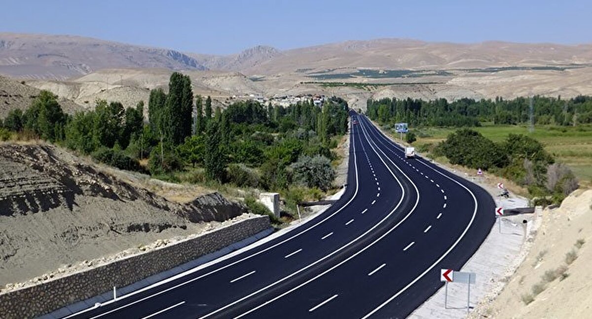 Kayseri-Niğde Yolu: 2-8. kilometreleri arasında yapılan yol çalışmaları nedeniyle trafik bölünmüş yolun bir bölümünden iki yönlü veriliyor.