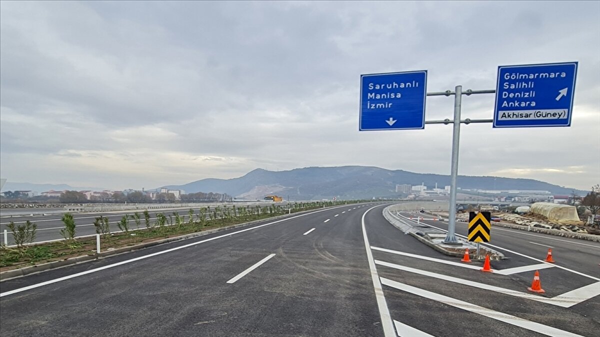 Akhisar-Manisa Yolu: Manisa Otogar Köprülü Kavşağı’ndaki yapım çalışmaları sebebiyle trafik kontrollü olarak ilerliyor.