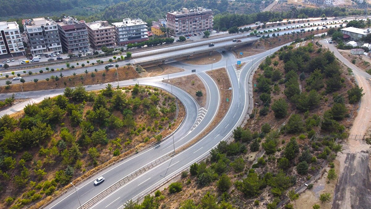Antakya-Kilis Devlet Yolu: Deveciler-Tahtalı civarında, deprem konutları ve imar yolları kapsamında yürütülen çalışmalar nedeniyle 45-46. kilometrelerde ulaşım kontrollü devam ediyor.