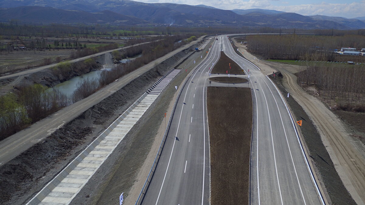 Tokat-Niksar Yolu: 24-27. kilometrelerindeki çalışmalardan ötürü ulaşım, bölünmüş yolun Niksar yönünden çift yönlü olarak sağlanıyor.