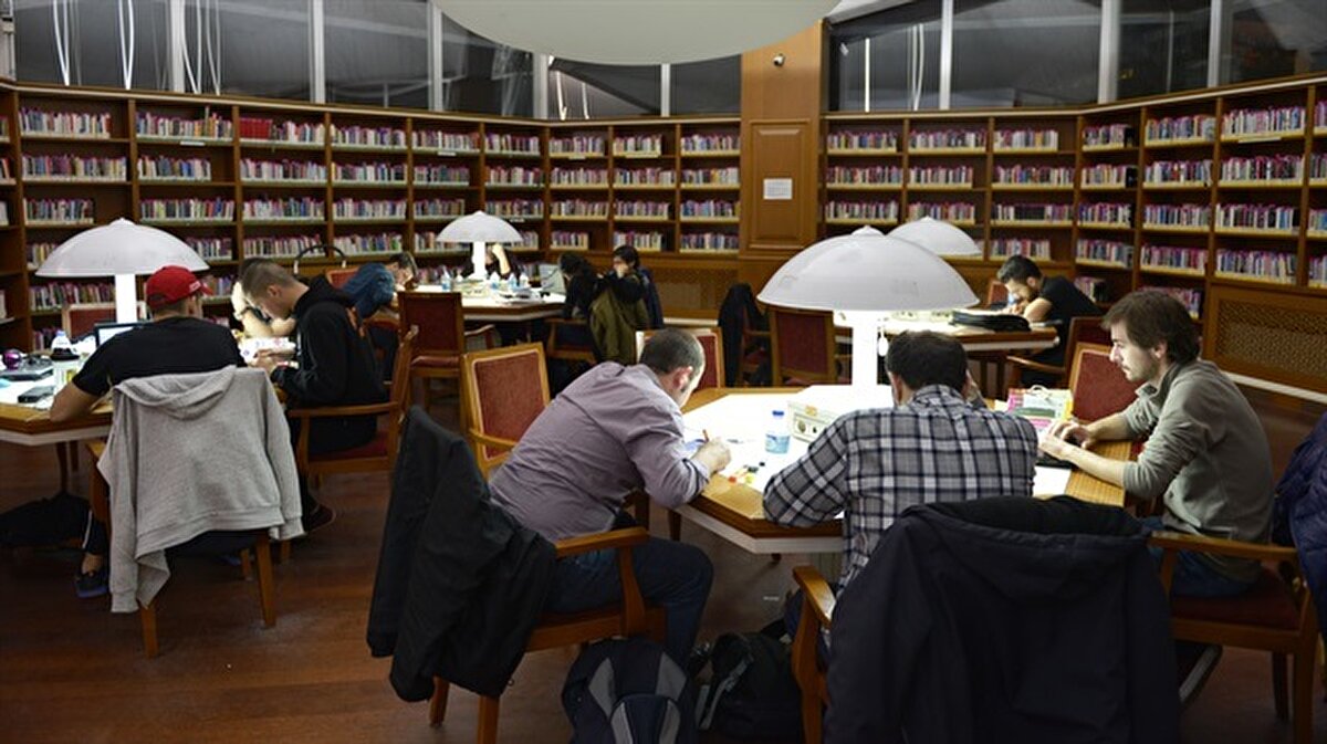 8. Gülten Akın Kütüphanesi – Esenyurt<br>8-9 Haziran<br>09:00 - 21:00<br><br>9. Habitat Kütüphanesi – Şişli<br>8-9 Haziran<br>10:00 - 22:00<br><br>10. Hacı Bektaş-ı Veli Kütüphanesi – Sultangazi<br>8-9 Haziran<br>09:00 - 21:00<br><br>11. Hasan Hüseyin Korkmazgil Kütüphanesi – Eyüpsultan<br>8-9 Haziran<br>09:00 - 21:00<br><br>12. Hasan İzzettin Dinamo Kütüphanesi – Pendik<br>8-9 Haziran<br>09:00 - 21:00<br><br>13. İsmail Hakkı Tonguç Kütüphanesi – Esenyurt<br>8-9 Haziran<br>09:00 - 21:00<br><br>14. Kütüphane Troleybüs – Fatih<br>8-9 Haziran<br>09:00 - 21:00