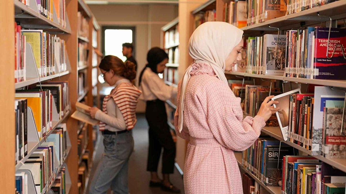 15. Metin Altıok Kütüphanesi – Küçükçekmece<br>8-9 Haziran<br>09:00 - 21:00<br><br>16. Muzaffer İzgü Kütüphanesi – Maltepe<br>8-9 Haziran<br>09:00 - 21:00<br><br>17. Müze Gazhane Sesli Kütüphane – Kadıköy<br>8-9 Haziran<br>09:00 - 22:00<br><br>18. Naile Akıncı Kütüphanesi / Feshane – Eyüpsultan<br>8-9 Haziran<br>10:00 - 20:00<br><br>19. Nasrettin Hoca Kütüphanesi – Bağcılar<br>8-9 Haziran<br>09:00 - 21:00<br><br>20. Necati Cumalı Kütüphanesi – Tuzla<br>8-9 Haziran<br>09:00 - 21:00<br><br>21. Peyami Sefa Kütüphanesi – Kasımpaşa<br>8-9 Haziran<br>09:00 - 21:00<br><br>22. Rasim Özdenören Kütüphanesi – Başakşehir<br>8-9 Haziran<br>09:00 - 21:00<br><br>23. Rıfat Ilgaz Kütüphanesi – Arnavutköy<br>8-9 Haziran<br>09:00 - 21:00<br><br>24. Sabahattin Eyüboğlu Kütüphanesi – Avcılar<br>8-9 Haziran<br>09:00 - 21:00<br><br>25. Sezai Karakoç Kütüphanesi – Güngören<br>8-9 Haziran<br>09:00 - 21:00<br><br>26. Turhan Selçuk Kültür Evi – Kadıköy<br>8-9 Haziran<br>09:00 - 21:00<br><br>27. Yaşar Kemal Kütüphanesi – Sancaktepe<br>8-9 Haziran<br>09:00 - 21:00