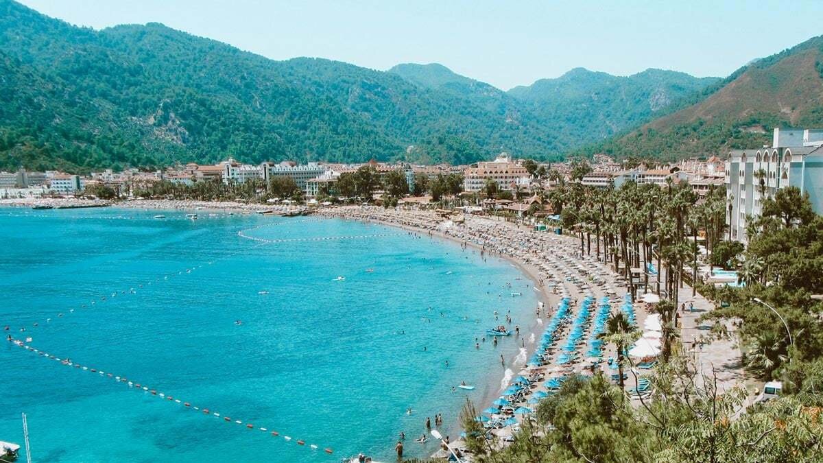 Marmaris, Fethiye ve Cunda’da fiyatlar daha dengeli<br><br>Diğer tatil bölgelerinde ise görece daha uygun fiyatlarla hizmet veriliyor:<br>Marmaris’te Vamos Beach, sadece bin 200 TL harcama limiti ile hizmet veriyor.<br>Aida Beach, 750 TL harcama şartı koyuyor.<br>Fethiye Sea Me Beach kişi başı 1.000 TL, aile suiti ise 6 bin TL.<br>So Beach şezlong için 1.000 TL ücret alıyor.<br>Cunda Anda Beach, giriş ücreti olarak 750 TL, bayramda ise 1.000 TL istiyor.<br>Scala Beach, şezlong ve otopark dahil 750 TL fiyat belirledi.