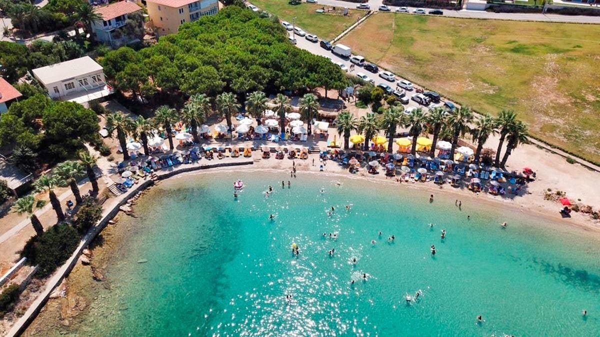 Çeşme'de fiyatlar 1450 TL'den başlıyor<br><br>Plajlarıyla ünlü Çeşme, bu yaz da yüksek fiyatlarıyla dikkat çekiyor:<br>Boheme Beach giriş ücreti almazken 3 bin 500 TL harcama limiti uyguluyor.<br>Sole & Mare Beach, kişi başı 1.750 TL giriş ücreti alıyor.<br>White Beach, sadece 2 bin TL’lik harcama limiti istiyor.<br>Biblos Resort Alaçatı plajına giriş 125 Euro.<br>Fly-Inn Beach, standart giriş için bin 500 TL, premium için 5 bin 500 TL talep ediyor.<br>Om Paparazzi, hafta içi sadece harcama limiti (1.450 TL), hafta sonu ise ek olarak 950 TL giriş ücreti alıyor.<br>Yuzu Beach, giriş + harcama limiti olarak hafta içi 3 bin TL, hafta sonu 4 bin TL talep ediyor.