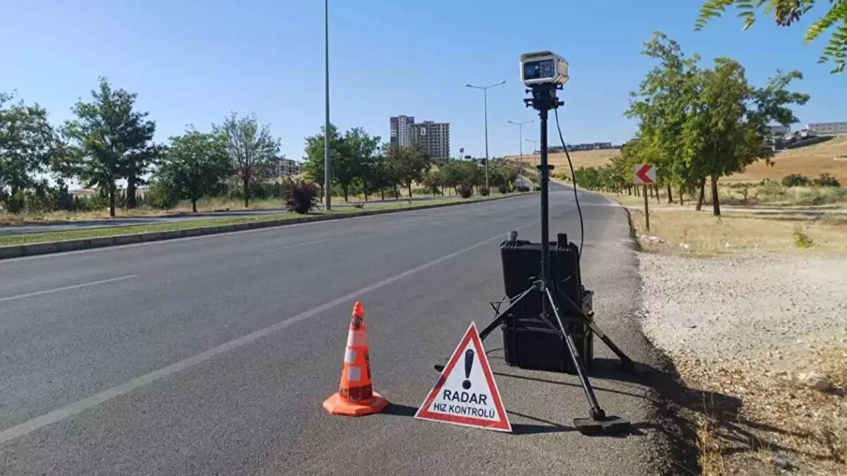 Sabit radarların yerleri nerede yayınlanıyor?Sabit radar ve elektronik denetleme sistemlerinin konum bilgileri Emniyet Genel M&#252;d&#252;rl&#252;ğ&#252;'n&#252;n resmi internet sitesinden erişime a&#231;ık şekilde paylaşılmakta. Ancak gezici radar ara&#231;larının bulunduğu noktalar g&#252;venlik gerek&#231;esiyle kamuoyuna a&#231;ıklanmıyor.