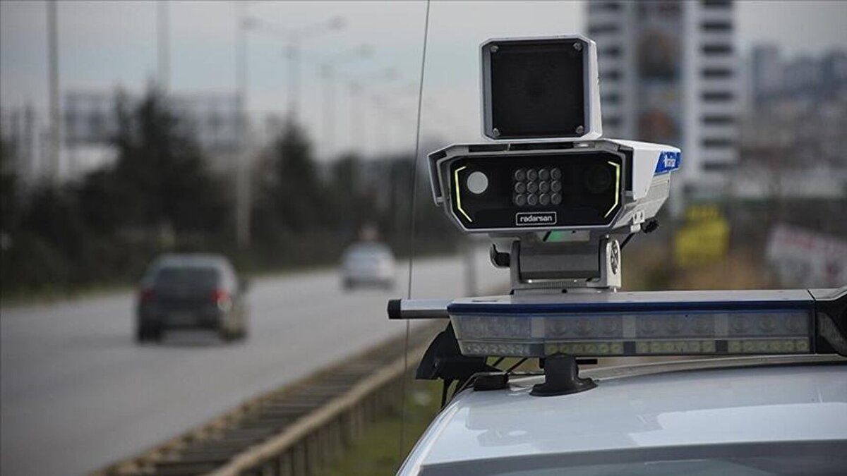 T&#252;rkiye, Kurban Bayramı tatiline resmi olarak girdi. Milyonlarca vatandaş bayramlaşma ziyaretleri ve tatil planları kapsamında yollara d&#252;şerken, İ&#231;işleri Bakanlığı da trafik g&#252;venliği i&#231;in d&#252;ğmeye bastı. İ&#231;işleri Bakanı Ali Yerlikaya, trafikte yaşanabilecek olumsuzlukların &#246;n&#252;ne ge&#231;mek adına denetimlerin artırılacağını duyurdu.