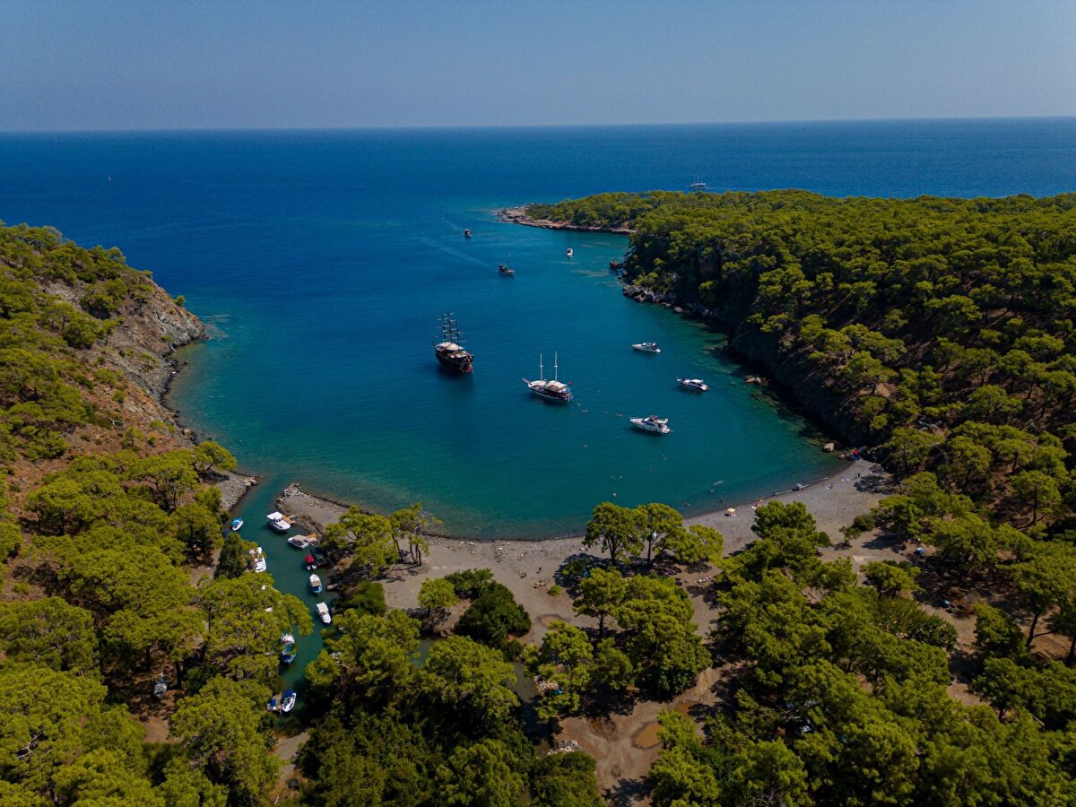 Kültür ve Turizm Bakanı Mehmet Nuri Ersoy, projeye ilişkin yaptığı açıklamada, “Vatandaşlarımızın denize konforlu erişimini sağlamak ve turizmde fırsat eşitliğini güçlendirmek amacıyla hayata geçirdiğimiz Halk Plajları Projemiz, her yıl artan bir ilgiyle karşılanıyor” dedi. Ersoy, 2024 yılında halk plajlarının toplam 3 milyon 50 bin kişi tarafından ziyaret edildiğini belirterek, “Bu ilgiyi karşılayacak şekilde yeni yatırımlarımızı sürdürüyoruz,” ifadelerini kullandı.