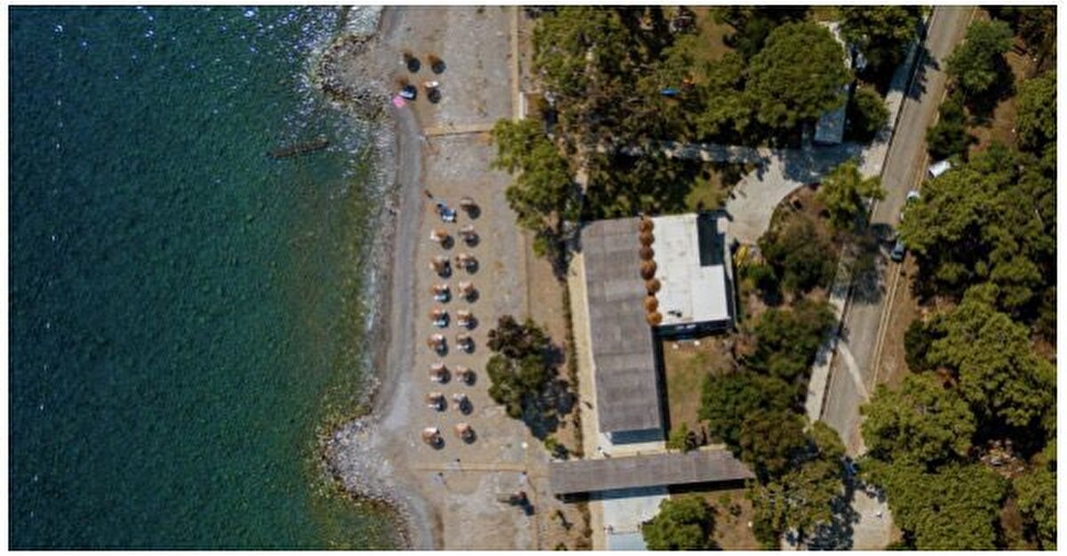 Türkiye’nin eşsiz kıyılarında hizmete alınan halk plajları; çevre dostu altyapıları, engelli erişimine uygun düzenlemeleri, aile dostu sosyal alanları ve yüksek hijyen standartlarıyla sadece yerli vatandaşların değil, Türkiye’ye gelen yabancı turistlerin de takdirini topluyor.<br>