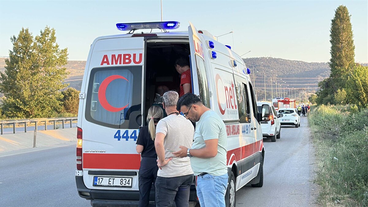 Çevredekilerin ihbarı üzerine bölgeye polis, sağlık ve itfaiye ekipleri sevk edildi. Yaralılar, sağlık ekibinin müdahalesinin ardından hastaneye kaldırıldı.