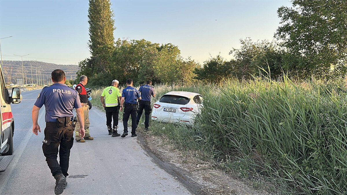 Kaza, 4 Haziran saat 19.30 sıralarında Çanakkale-İzmir kara yolunda meydana geldi. İzmir yönüne giden A.Y. yönetimindeki 34 KGN 65 plakalı otomobil, henüz belirlenemeyen nedenle E.E. yönetimindeki 17 AAE 635 ve A.K. yönetimindeki 59 AIA 003 plakalı otomobillerle çarpıştı. 