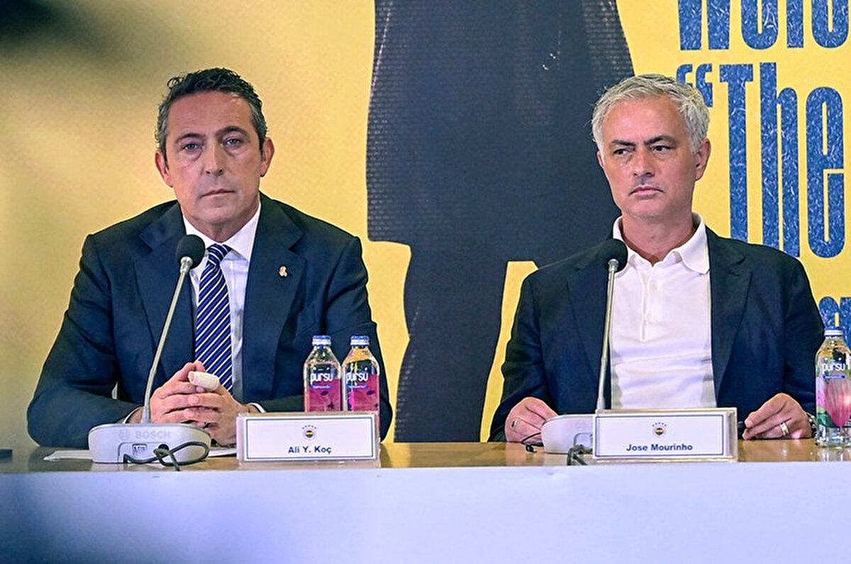 Tüm bu belirsizlik içinde dün Fenerbahçe Kulübü Başkanı Ali Koç'un, Jose Mourinho ile görüşmek için Londra'ya gittiği haberi gündem olmuştu. Bu görüşmeden Portekizli hoca ile ayrılık kararının da çıkabileceği belirtiliyordu.<br>
