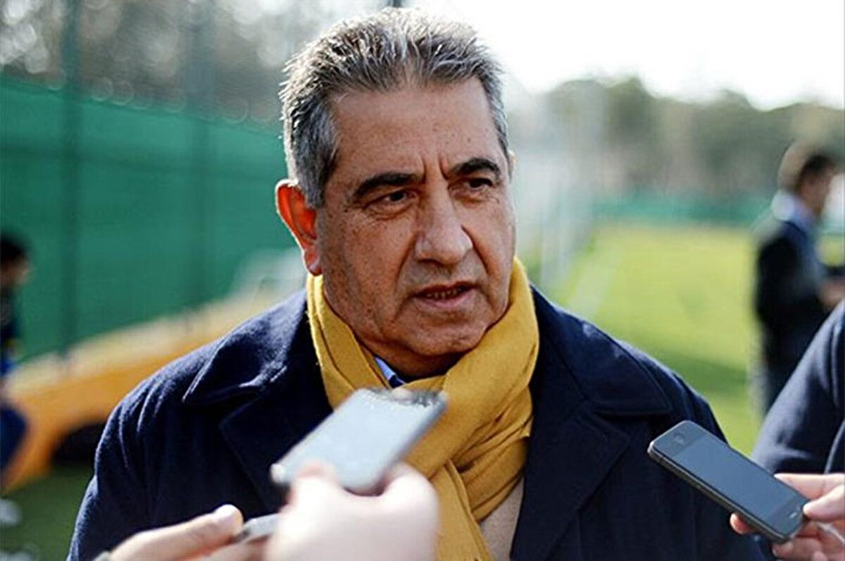 Batık kulüp aldık diyorlar. Aziz Yıldırım ve ekibinin Murat Ülker’in de katkısının da olduğu araziler var. Ataşehir’deki arazi, Kenan Evren Lisesi arazi, Fenerbahçe Koleji’nin ve diğer arsalar duruyor. Göreve gelirken ‘Bizim ana işimiz spor, biz gayrimenkul şirketi değiliz’ diyordu, şimdi Aziz Yıldırım döneminde kulübe kazandırılan arazileri satacaklar ya da anlaşma yapacaklar borçları kapattık diyecekler. Kendi yönetimlerinde kulübe bir çivi bile çakmadılar. Ali Koç, 7 yılda bir tane dikili ağacın yok, hiçbir şey yapmadın. Ali Koç, sen bir servetin üzerine geldin. Batık kulüp aldık diyorsun, şu anda borçları ödemek için sattığın arazileri ve proje gerçekleştirdiğin arazileri kim kulübe kazandırdı. 7 yılda neden bu arazileri değerlendirmedin.<br>