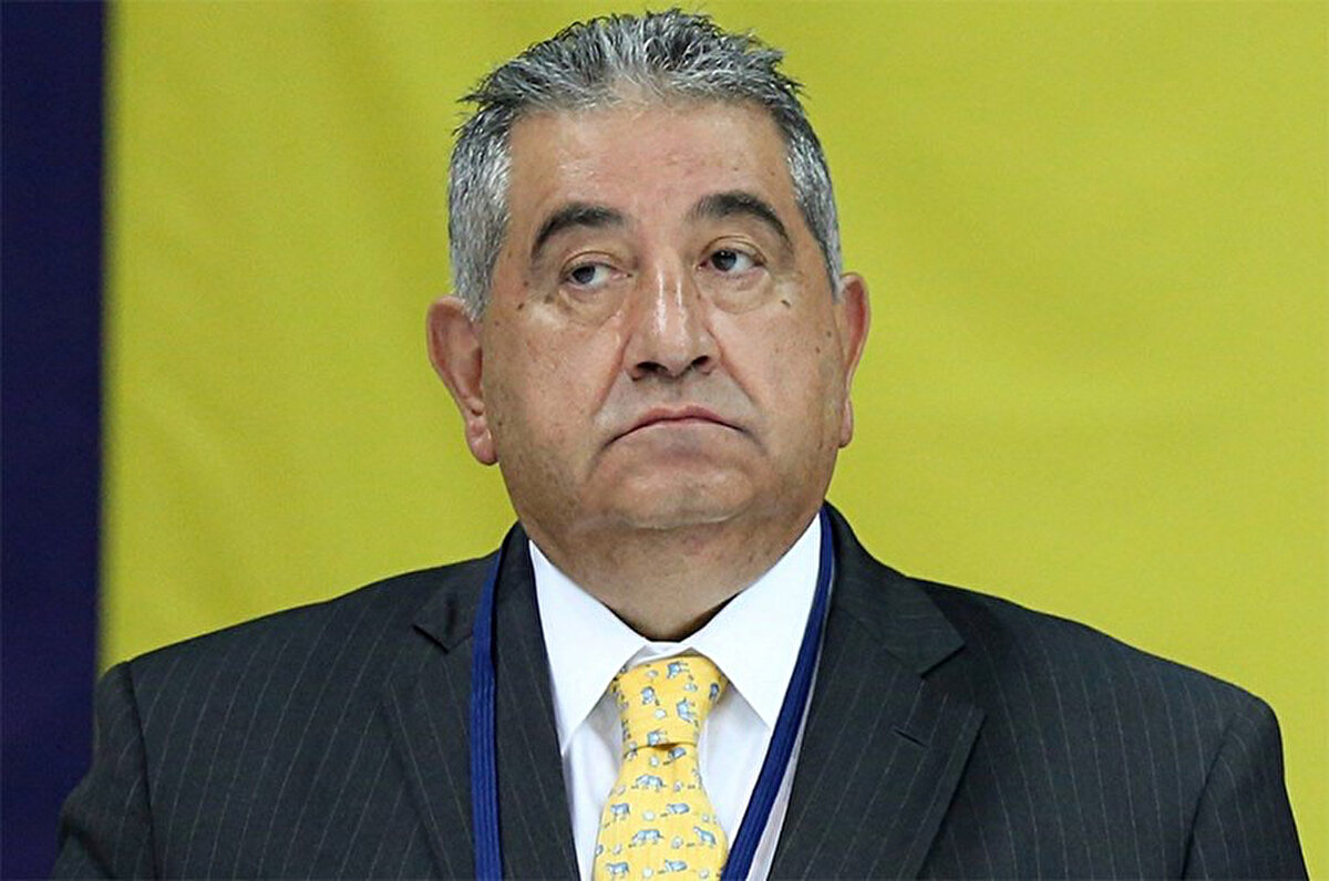 Kimsenin imza vermekten çekinmemesi lazım. İmza veren kongre üyelerine teşekkür ediyorum. İmza vermeyenlere de imza vermelerini tavsiye ediyorum. Eğer yönetimden memnunsanız vermeyin ama memnun değilseniz olağanüstü genel kurul için imza verin. İmza süreci kendiliğinden başladı, hiç kimse kongre üyelerine imza verin demedi. Asıl kıymetli olan bu. Kutuplaşmayı onlar çok seviyorlar. Onlar bunlar Azizci diyor, öbürü başka bir şey diyor, camiayı kutuplaştırdılar. Biz bugüne kadar böyle bir şey yaşamadık. Şu anda başkan adayı olarak ortaya çıkan isimler kendisi de dahil hepsi zamanında Aziz Yıldırım’ın yönetiminde görev almış isimler. Aziz Yıldırım kulübe tesisler kazandırmış, olayları iyi analiz etmiş ve 3 Temmuz gibi bir süreçte kulübü ayakta tutmuş.<br>