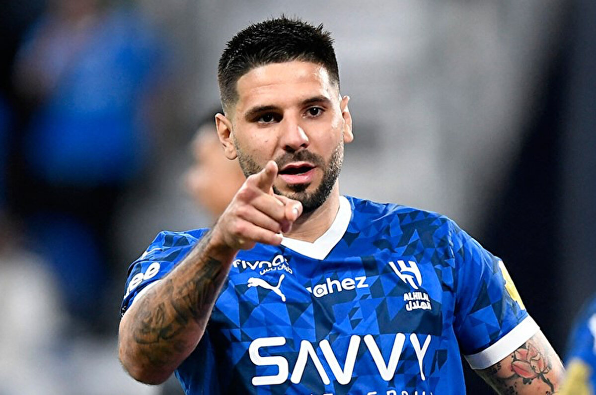 Toplantıda, futbolcunun maaşının yüksek olmasının Milan ve bazı Premier Lig takımları da dahil olmak üzere, onu kiralamak isteyen kulüpler için bir engel teşkil ettiği kaydedildi.<br>