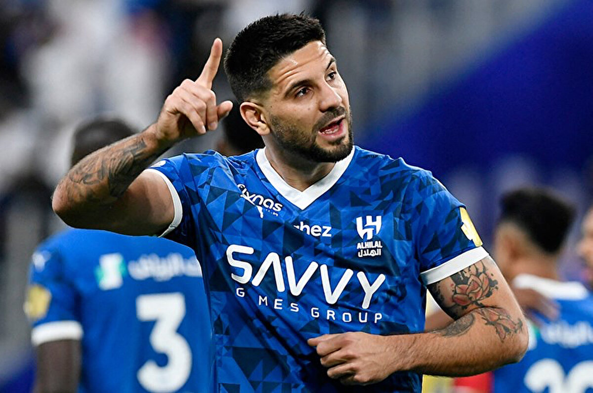 Haber detayında, son günlerde gelen kulis bilgilerinde Al Hilal kulübünün yetkilileri ile Mitrovic'in temsilcileri arasında bir toplantı yapıldığı ve ayrılık ihtimalinin oluştuğu hatırlatıldı.<br>