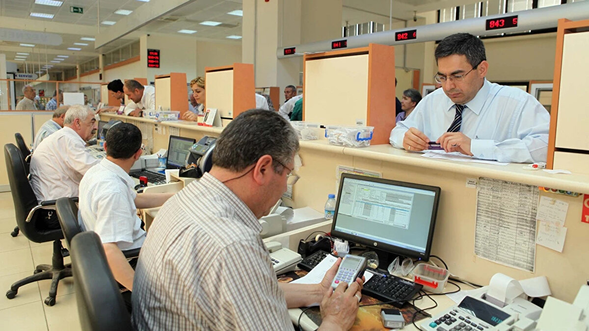 En az 10 yıl memuriyet yapanlar.<br><br>İstifa ederek ayrılanlar.<br><br>Başka bir sosyal güvenlik kuruluşundan emekli aylığı almayanlar.<br><br>Herhangi bir sosyal güvenlik kuruluşuna tabi çalışmayanlar.<br><br>1 Ekim 2008 öncesi memur olanlar (5534 sayılı yasaya tabi).