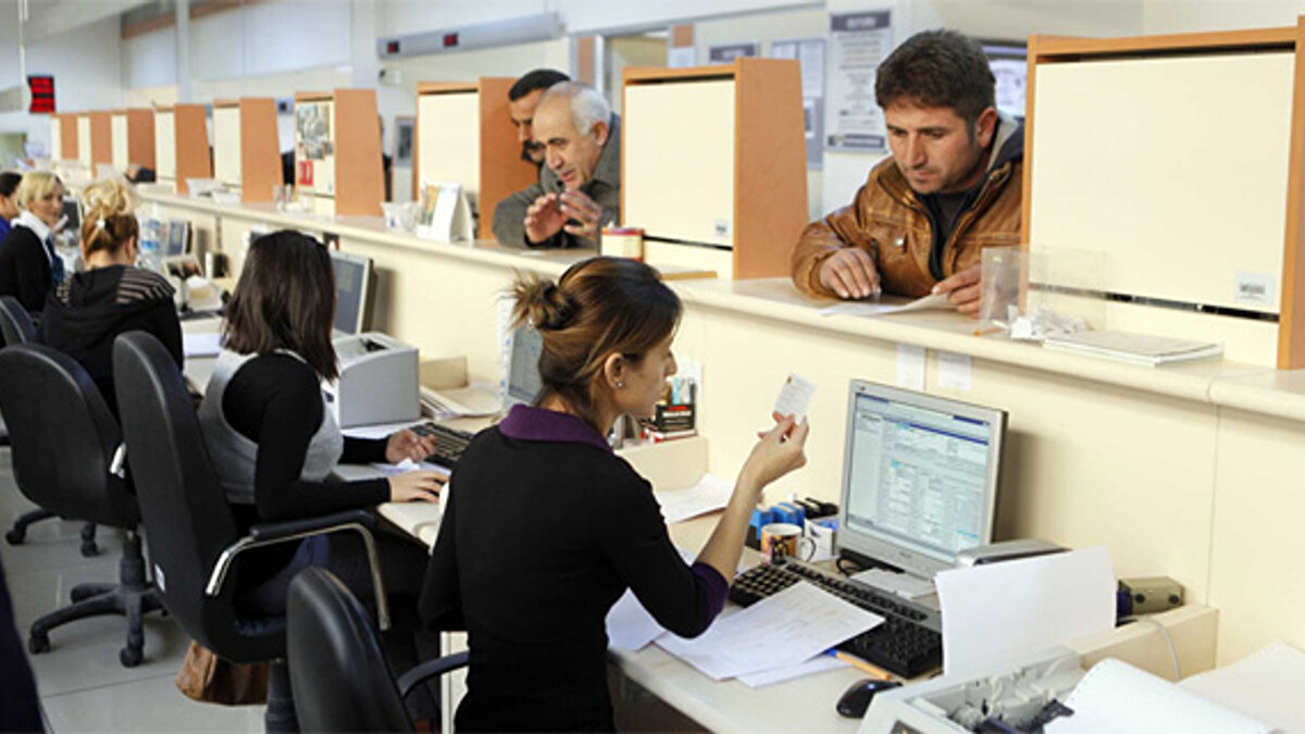 Memuriyetten atılanlar veya ceza alanlar.<br><br>Memurluk vasfını kaybedenler.<br><br>1 Ekim 2008 sonrası memur olanlar (isteğe bağlı sigorta 3.5 yılı geçerse Bağ-Kur şartlarıyla emekli olurlar).<br><br>10 yıl fiili memuriyeti tamamlamayanlar.<br><br>İstifa sonrası başka bir kuruma bağlı çalışanlar.<br><br>İstifa sonrası 6 ay içinde SGK’ya başvurmayanlar.<br><br><br><br>Örnek: 18 yıl öğretmenlik yapan biri, istifa sonrası SGK’ya başvurarak 2 yıl isteğe bağlı prim ödeyip Emekli Sandığı’ndan emekli olabilir.