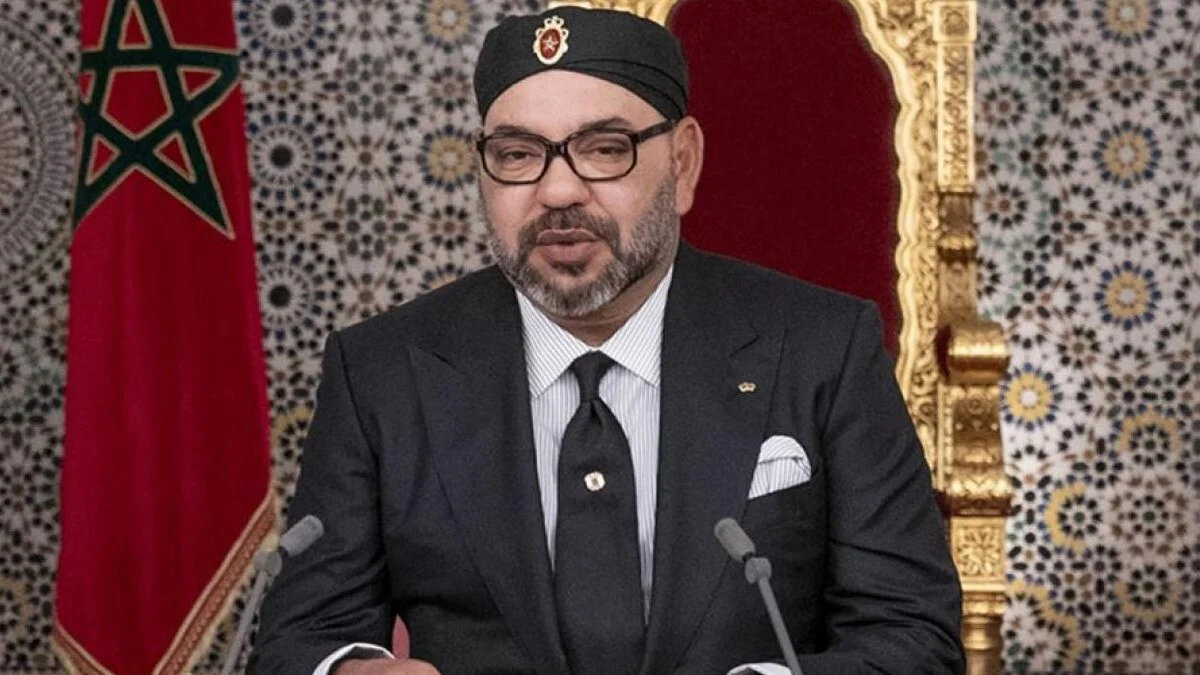 Fas Kralı VI. Muhammed’in, ülkede yaşanan kuraklık ve hayvan varlığındaki düşüş nedeniyle bu yıl halk adına kurban keseceği yönündeki kararı da hutbede dile getirildi.