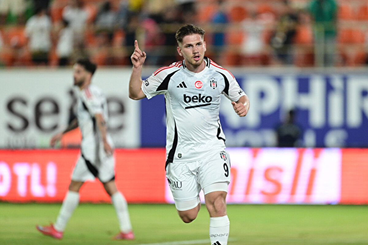 HT Spor muhabiri Oğuzhan Genç'in haberine göre; Utrecht'in Semih Kılıçsoy için yaptığı teklif Beşiktaş'ın beklentisinin çok altında olduğu için reddedildi.<br><br>