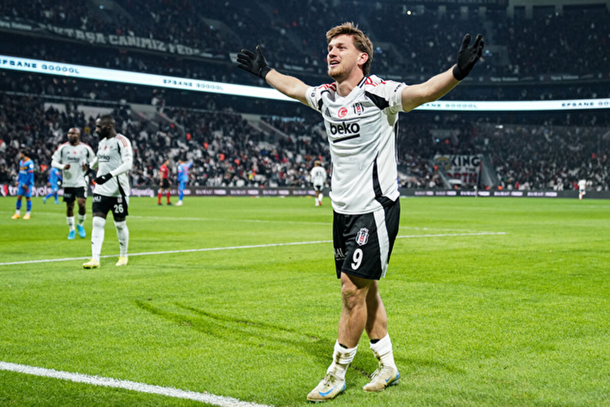 Semih Kılıçsoy cephesi, Beşiktaş'ın gelen tekliflere göre vereceği kararı bekliyor. Genç forvet, uygun koşullarda oynayabileceği bir Avrupa ekibine gitmeye sıcak bakıyor.<br><br>