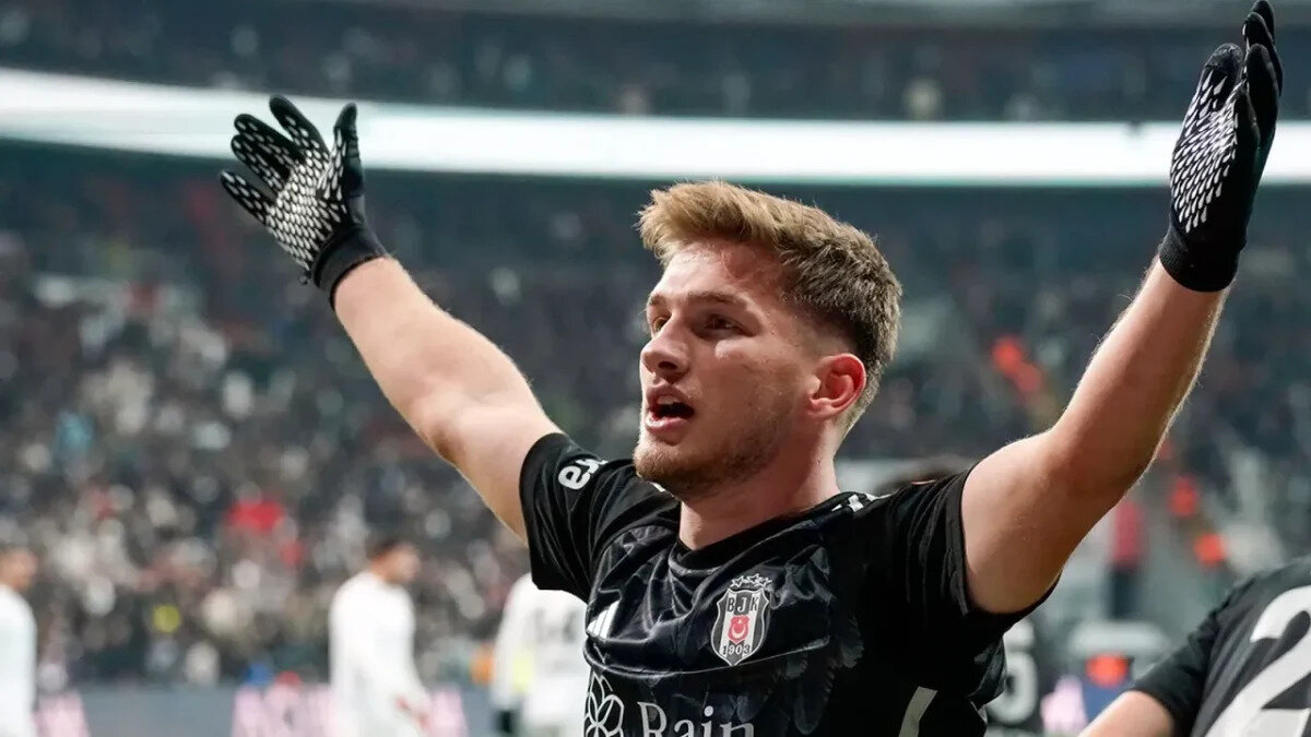 SEZON KARNESİ<br><br>Bu sezon Trendyol Süper Ligde 32 maça çıkan Semih Kılıçsoy, 3 gol ve 2 asistlik performans sergiledi.