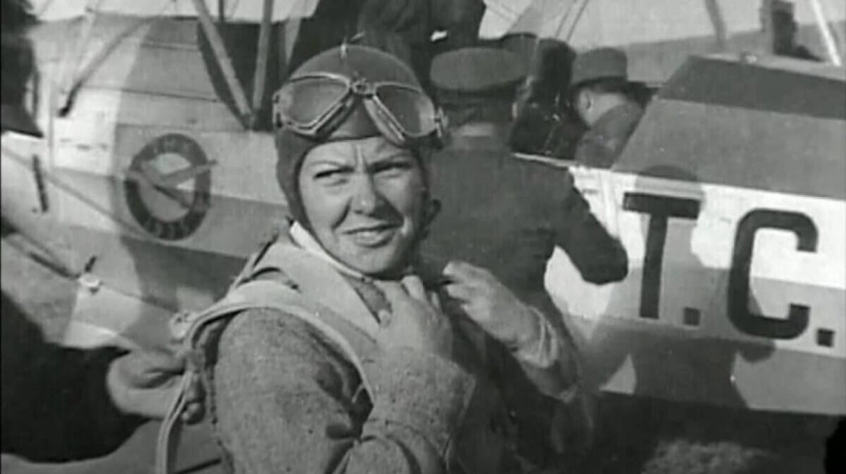 Atatürk Döneminde Kadınlara Pilotluk Eğitimi<br>🕰️ Yıl: 1930’lar<br>📖 Gerçek: Sabiha Gökçen, Atatürk’ün teşvikiyle dünyanın ilk kadın savaş pilotu oldu. Türk Hava Kurumu'nda kadınlar için özel eğitim verildi.<br>📌 Not: O dönemde birçok Avrupa ülkesinde kadınların uçağa binmesi bile tartışılırken Türkiye’de kadınlar pilotluk yapıyordu.