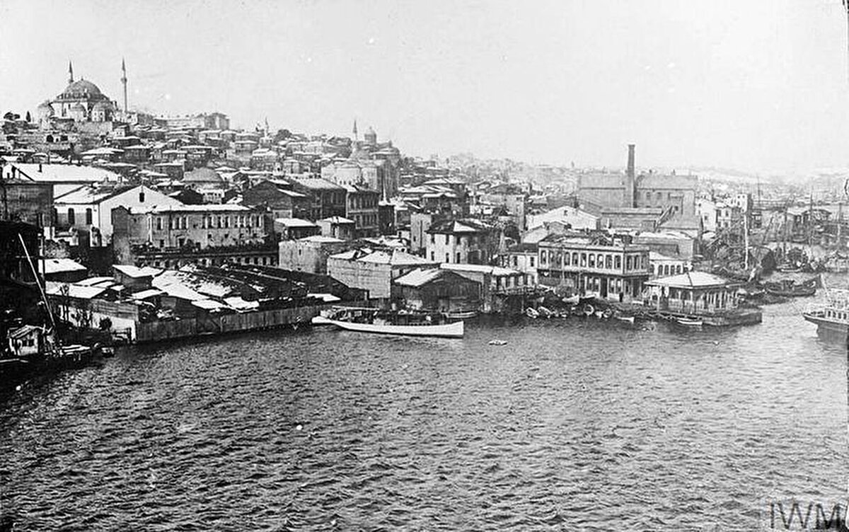 Osmanlı'da Sansürlenen İlk Film<br>🕰️ Yıl: 1914<br>📖 Gerçek: “Casus” adlı Fransız filmi, Osmanlı sansürü tarafından “ahlaka aykırı” ve “devlet güvenliğini tehdit edici” bulunarak yasaklandı.<br>📌 Not: Sinemanın Osmanlı’daki ilk yıllarında sansür, bugünkünden daha hızlı işletiliyordu.