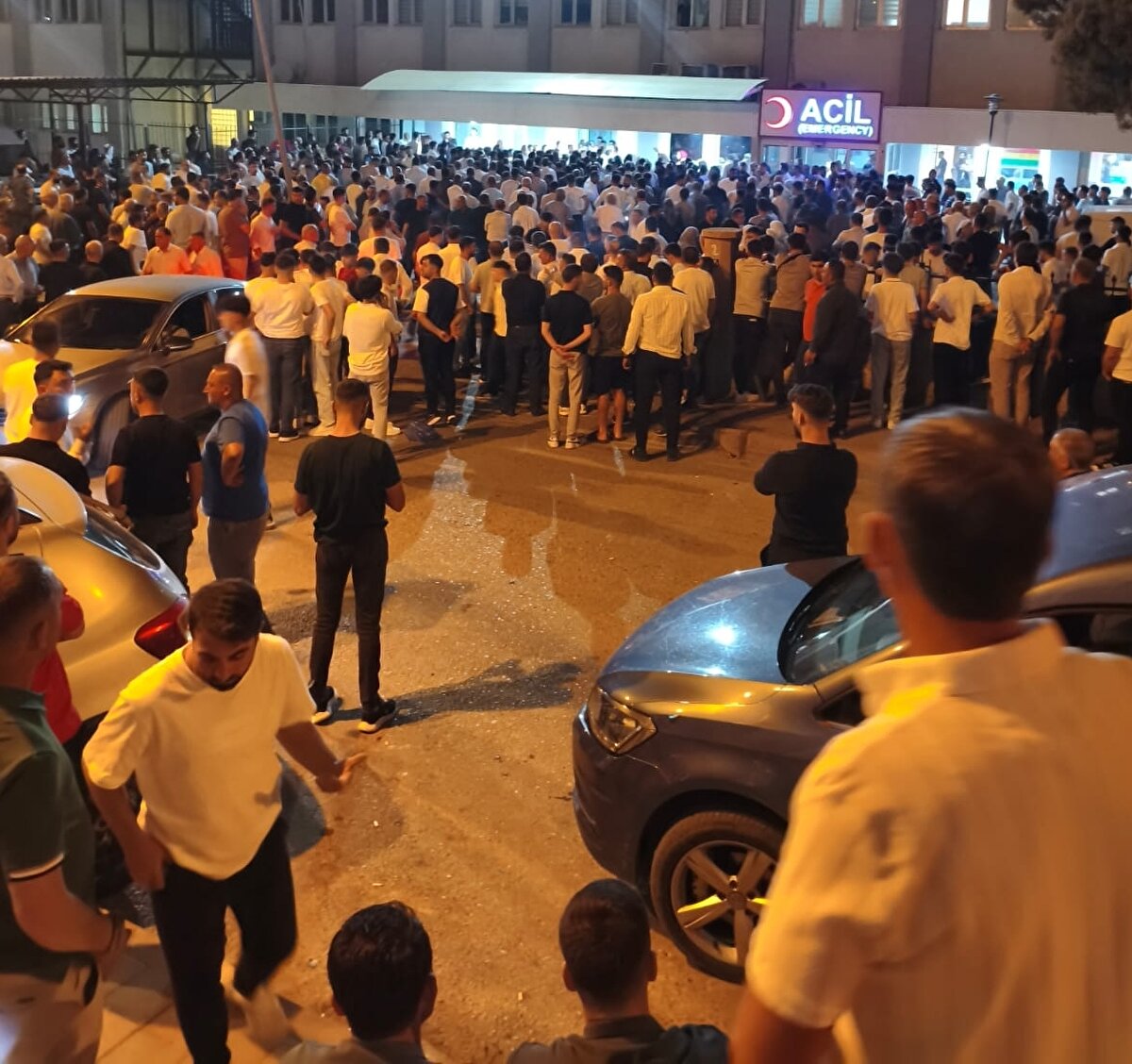 Düğüne katılan A.A., henüz bilinmeyen bir nedenle tabancayla davetlere ateş etti.