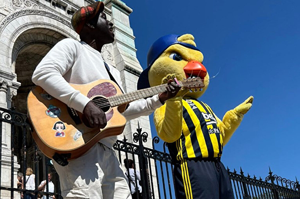 Hürriyet'te yer alan habere göre, Fenerbahçe ile özdeşleşen bir markaya dönüşen Yellow, aylar süren bir çalışmanın ürünü. Maskot kostümü, Fenerbahçe'nin simgesinin "Sarı kanarya" olmasından yola çıkılarak oluşturulurken, Yellow'a kimin hayat verdiği ise sır gibi saklanıyor.<br>