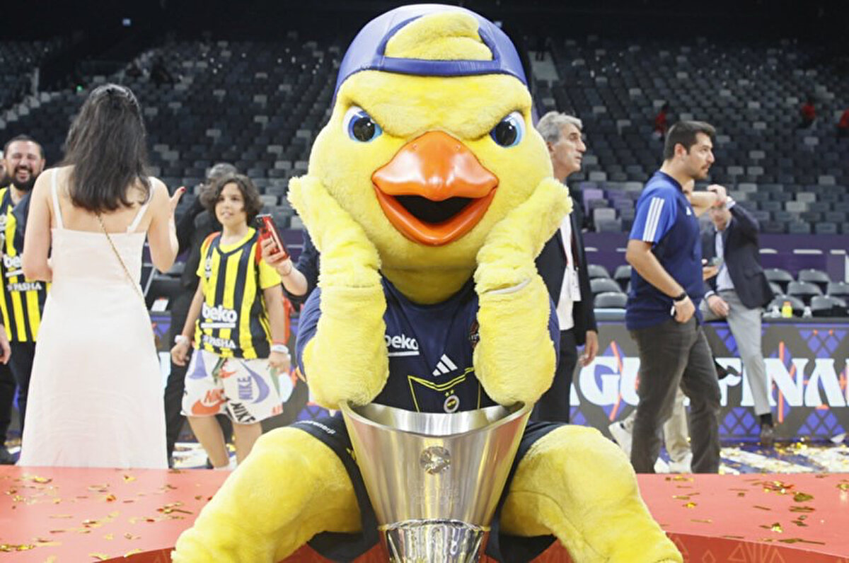 Fenerium'da çok sayıda ürünü bulunan Yellow'un 100 cm'lik peluşu 4 bin 500 liraya satılıyor.<br>