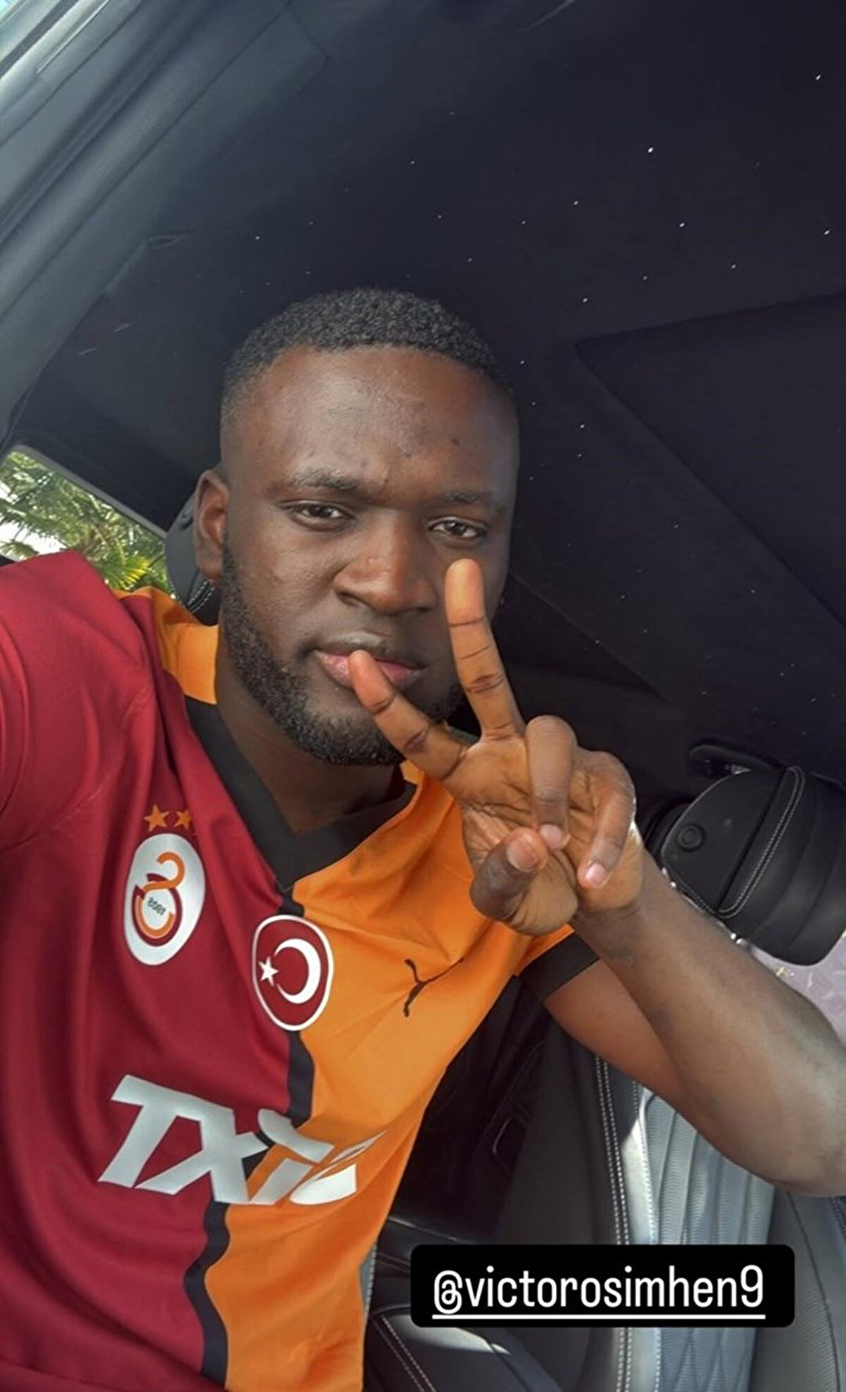 24 yaşındaki futbolcu, Galatasaray forması giydiği kareyi sosyal medya hesabından paylaşmış ve Victor Osimhen'i etiketlemişti.<br>
